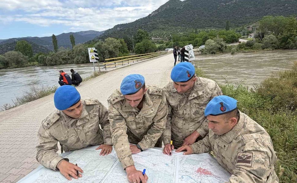 Tokat'ta 216 personel Kelkit Çayı'nda kayıp gençlerin izini sürüyor