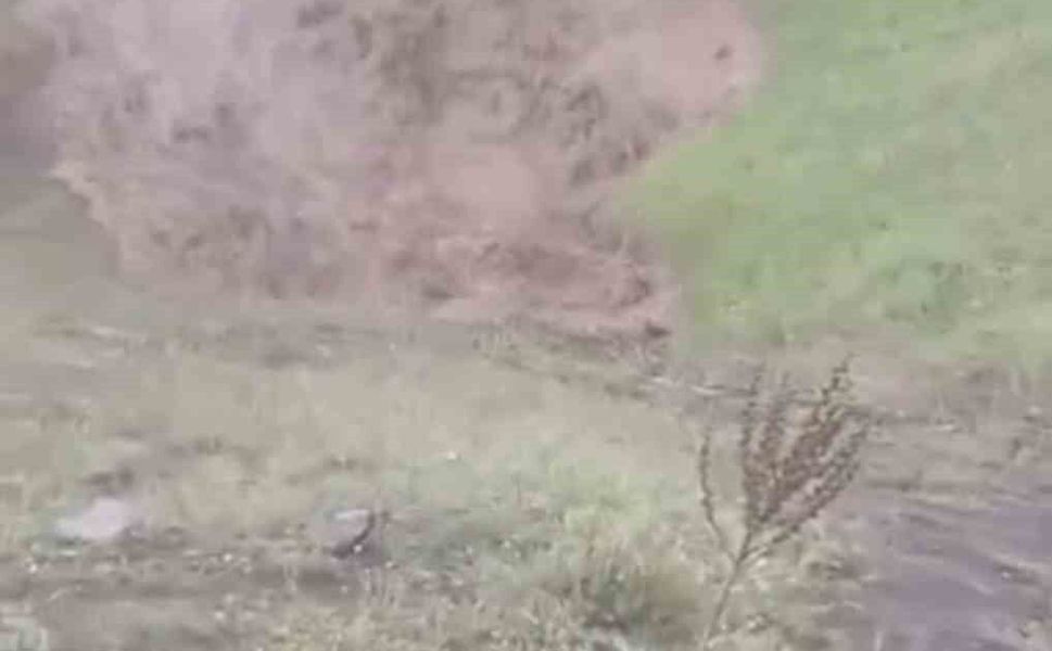 Tokat'ta dolu yağışı yolları beyaza bürüdü
