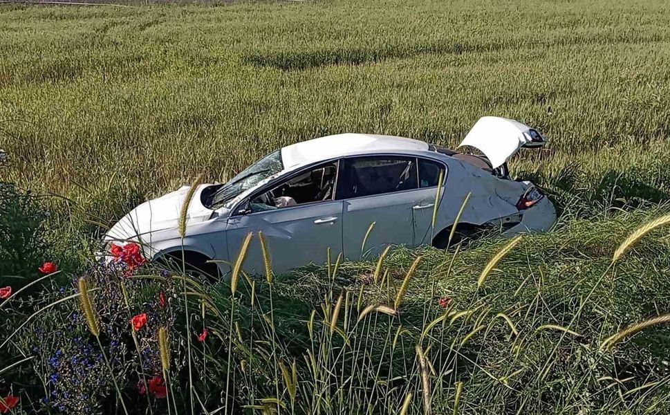 Tokat'ta otomobil ile çarpışan traktör ikiye bölündü: 2 yaralı