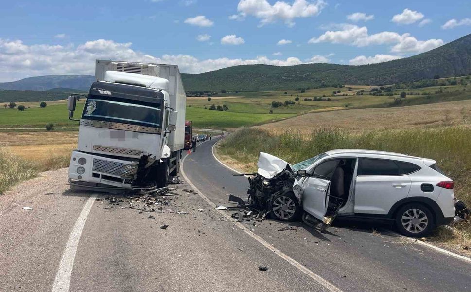Tokat'ta otomobil ile kamyon çarpıştı: 4 yaralı