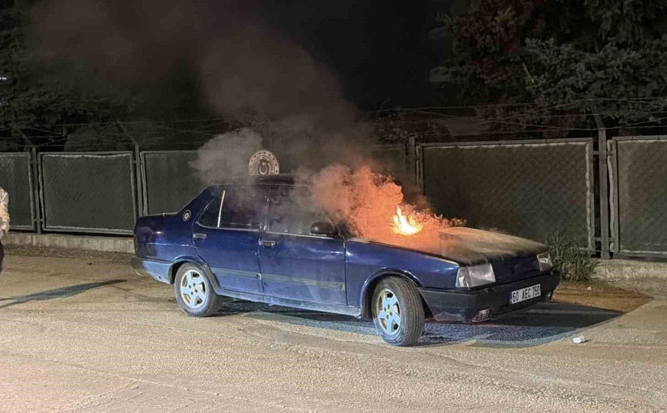 Tokat'ta park halindeki otomobilde yangın çıktı