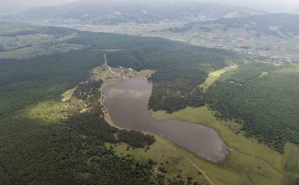 Yağışlar göleti doldurdu, yayla yolu su altında kaldı