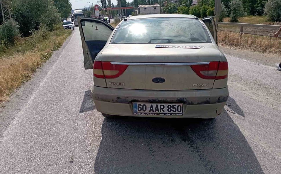 İki otomobil kafa kafaya çarpıştı: 2 yaralı