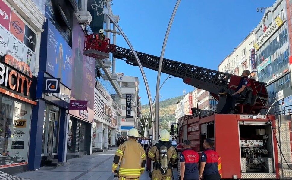 İş merkezindeki yangın büyümeden söndürüldü.