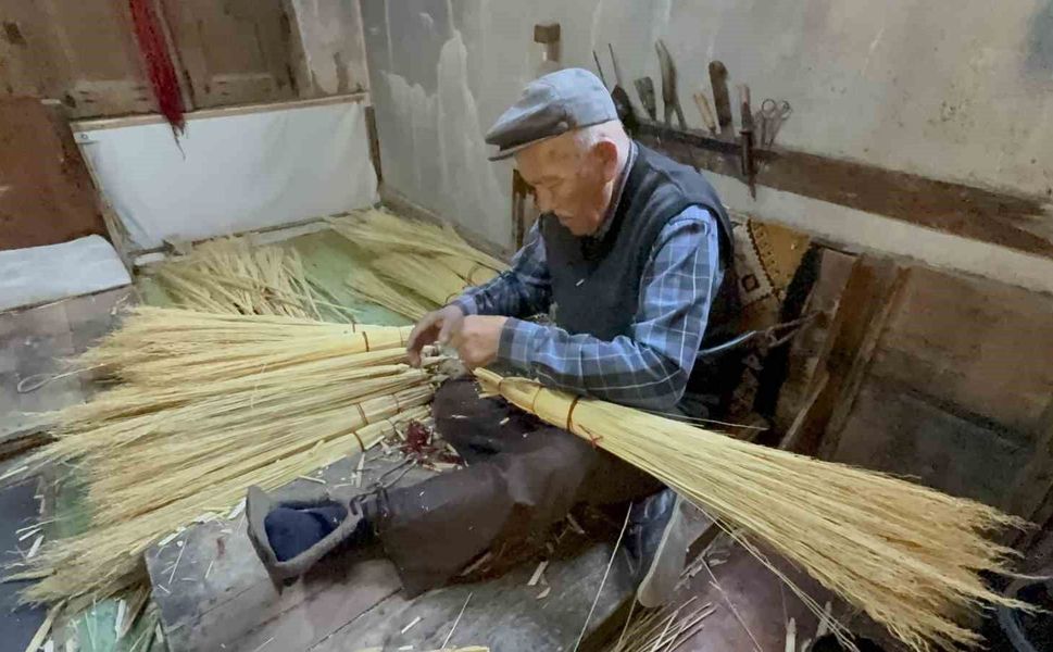 Kemal dede 60 yıldır geçimini ot süpürgeden sağlıyor