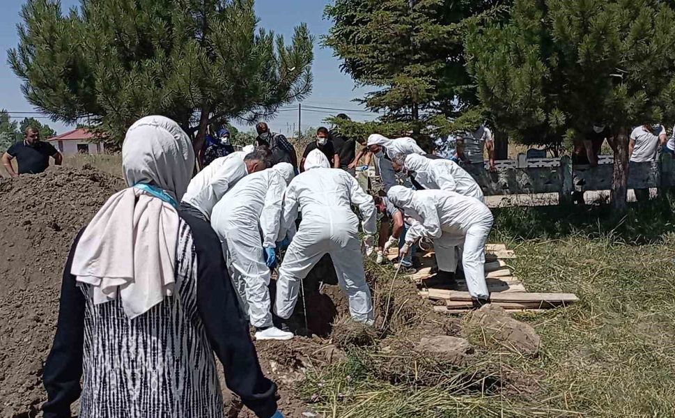 Kene tutunması sonucu ölen Dursun Almamış, KKKA tedbirleri alınarak defnedildi