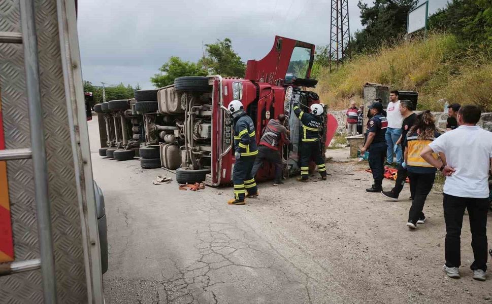 Niksar'da kamyonet devrildi: 3 yaralı