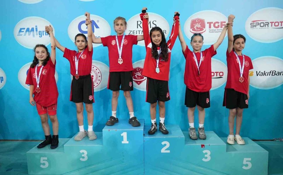 Tokatlı minik güreşçiler, Türkiye Şampiyonası'ndan 5 madalyayla döndü