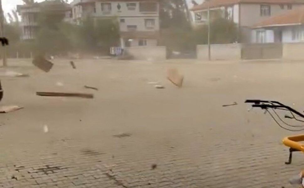 Tokat'ta fırtına ve sağanak hayatı olumsuz etkiledi