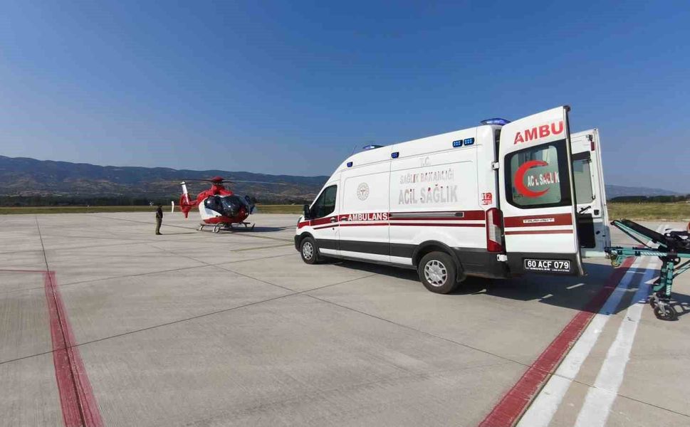 Tokat'ta kafa travması geçiren çocuk, helikopter ambulansla Ankara'ya sevk edildi