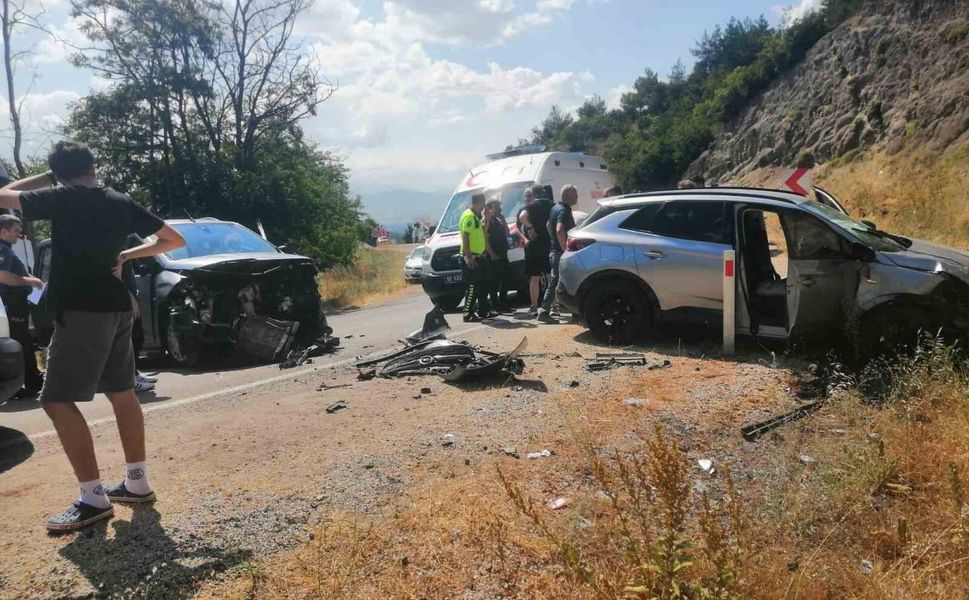 Tokat'ta otomobiller kafa kafaya çarpıştı: 10 yaralı