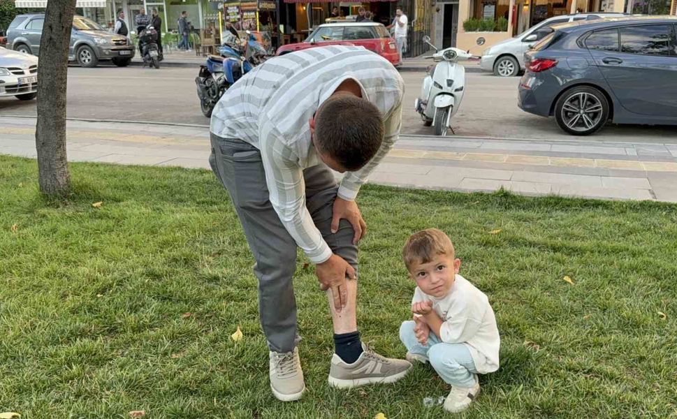 Vücuduna tutunan kene ile yüzük takma merasimine katılan besici, tehlikeyi hiçe sayarak 'Keneyi besiye aldık' dedi