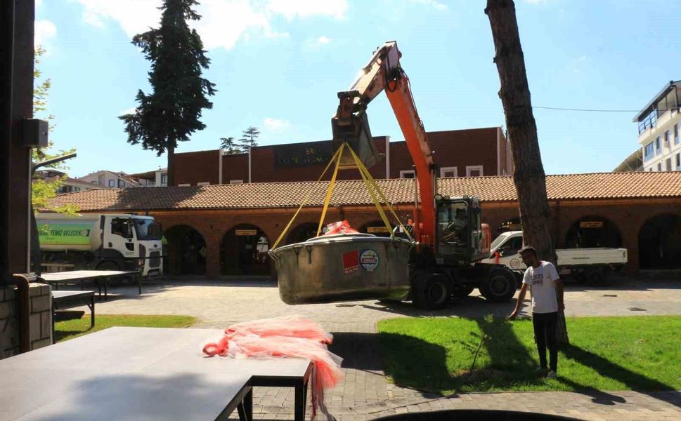 Yaprak Festivali'nde 100 bin 60 dolmanın pişeceği dev kazanı iş makinesiyle taşındı