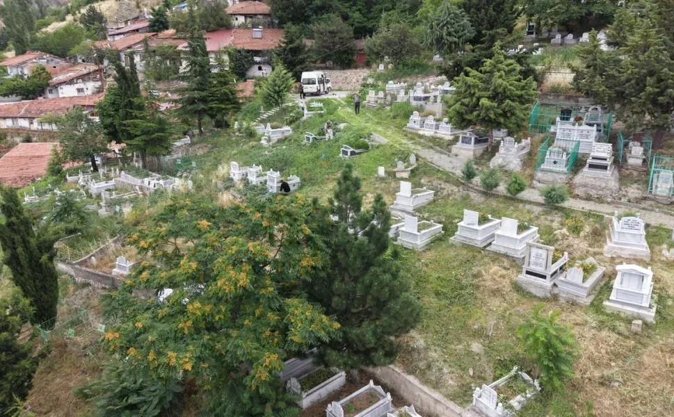 MEZARLIKLARDA YAZ BAKIMI VE TEMİZLİK ÇALIŞMALARI ARALIKSIZ SÜRÜYOR
