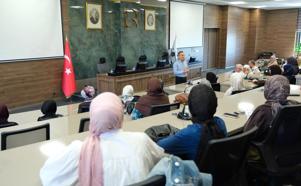 REKTÖR YILMAZ İLAHİYAT ÖĞRENCİLERİNİ AĞIRLADI