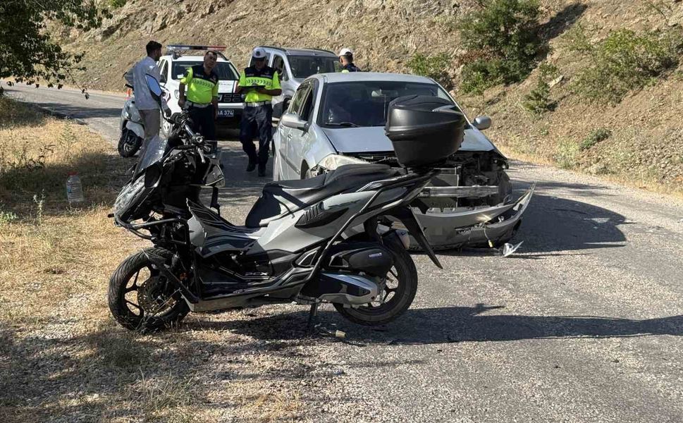 Alçılı koluyla kullandığı motosikletle kaza yaptı