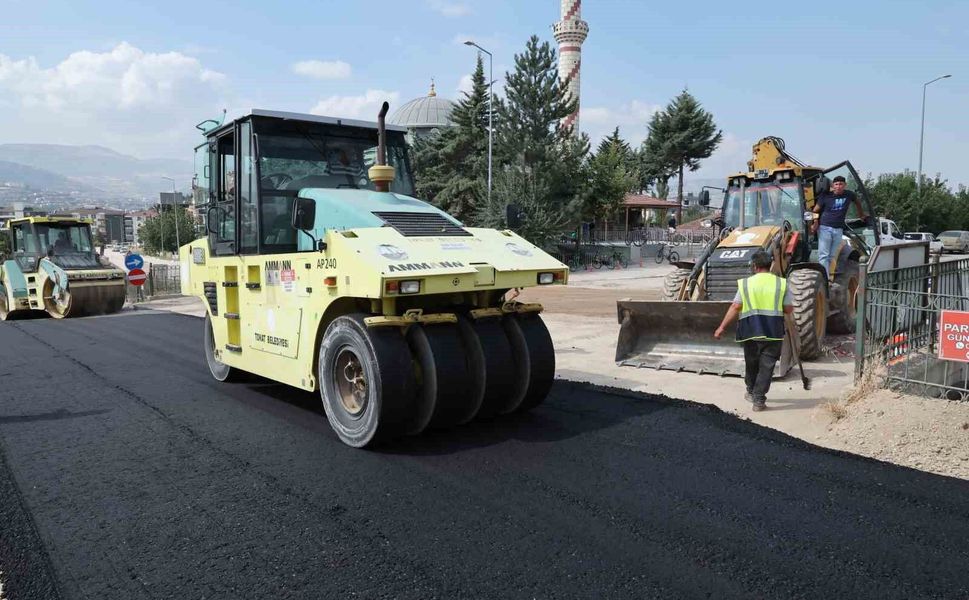 Güneşli Mahallesi Fidanlık Caddesi'nde asfalt çalışmaları tamamlanıyor
