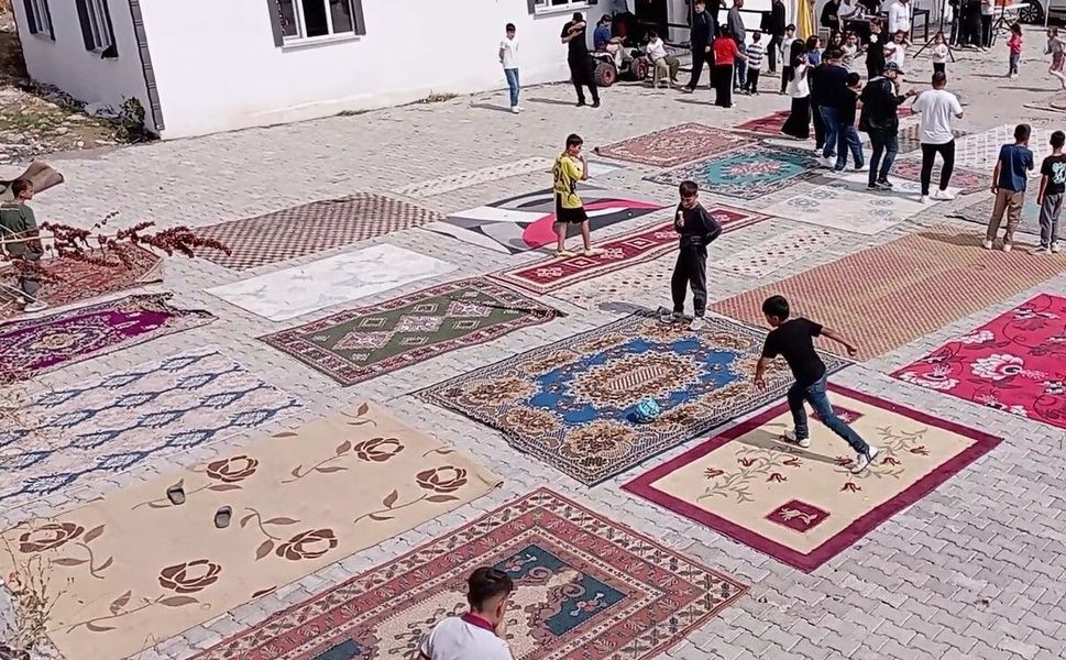 Halı sahaları olmayınca 20'den fazla halıyı yan yana serip kendi sahalarını yaptılar