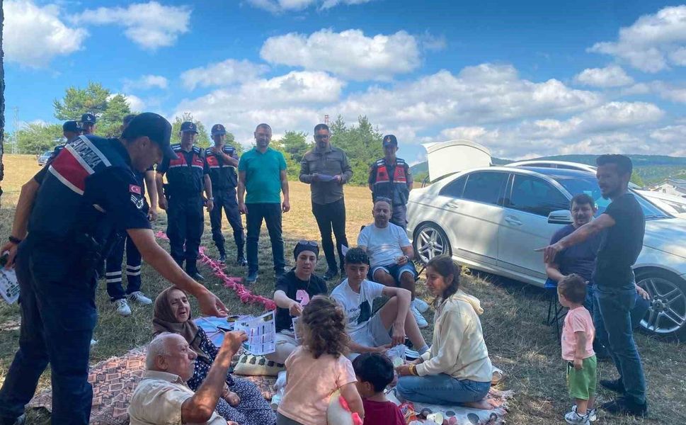 Jandarma ve akademisyenlerden piknikçilere orman yangını uyarısı