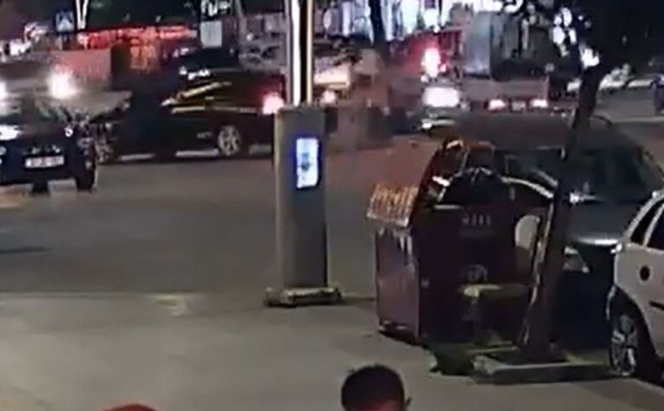 Motosiklet sürücüsü yola savruldu: Kaza anı kamerada