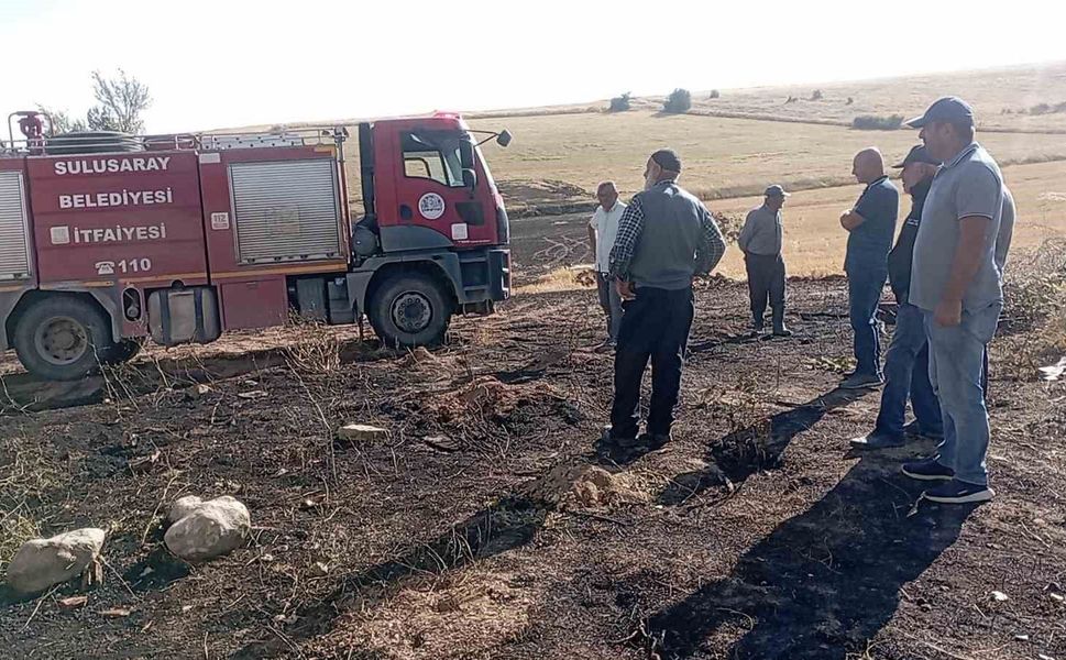 Ocaklıktan çıkan kıvılcımlar otluk alanda yangına neden oldu