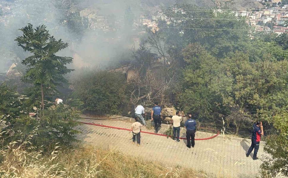 Otluk alanda çıkan yangın metruk binaya sıçradı