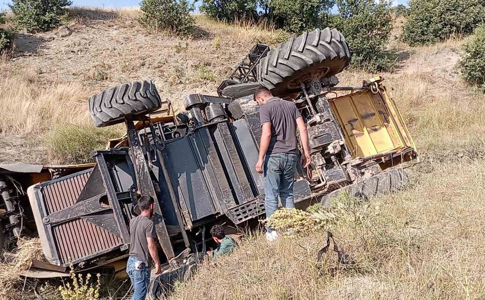 Park halindeyken hareket eden biçerdöver dereye devrildi