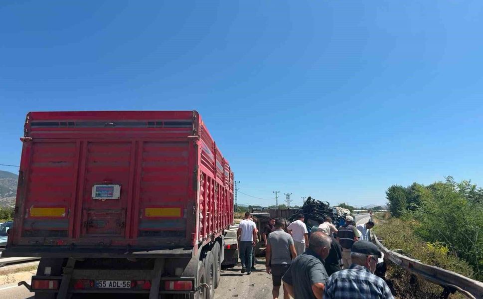 Tır ile traktör çarpıştı: 1 yaralı