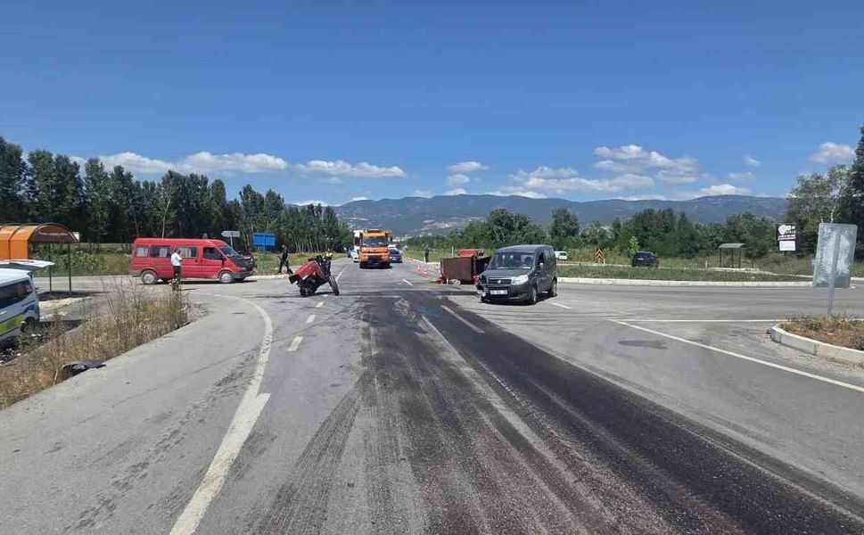 Tokat'ta traktör ile hafif ticari araç çarpıştı: 1'i ağır 5 yaralı