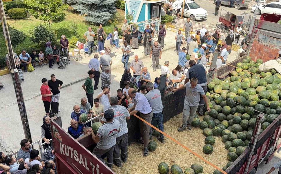 Uşûr olarak 20 ton karpuz dağıttı