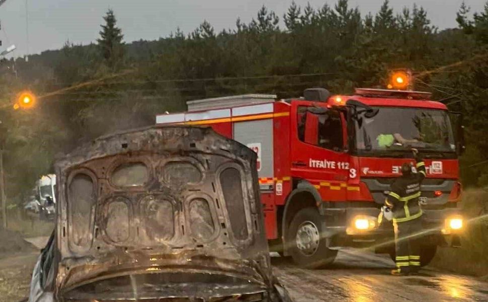 Yanan otomobildeki patlama paniğe neden oldu