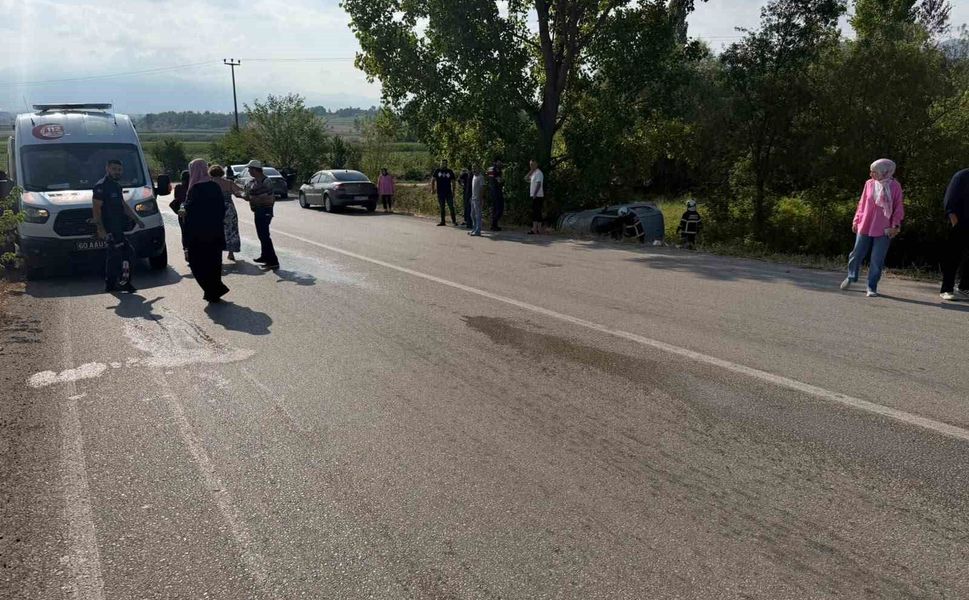 Yoldan çıkan otomobil ağaçlık alanda yan yattı