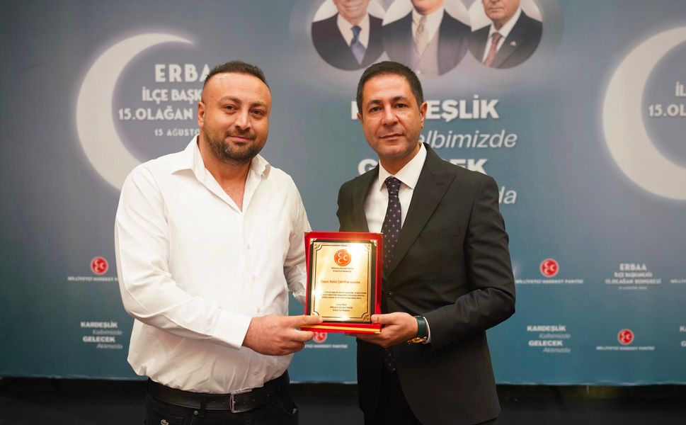 Merhum Rafet Çakır'ın Anısına Hazırlanan Plaket Oğlu Umut Can Çakır'a Sunuldu