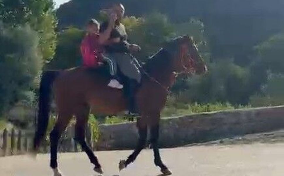 İlk günde yeğenini okula atla götürdü