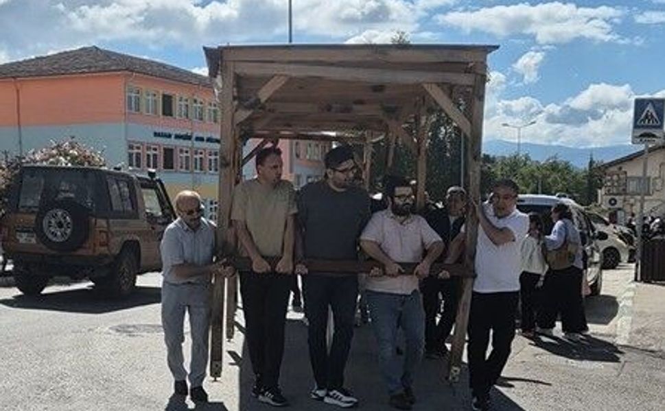 Öğretmenler kamelyayı, yıkılacak okulun bahçesinden yeni okulun bahçesine elleriyle taşıdı