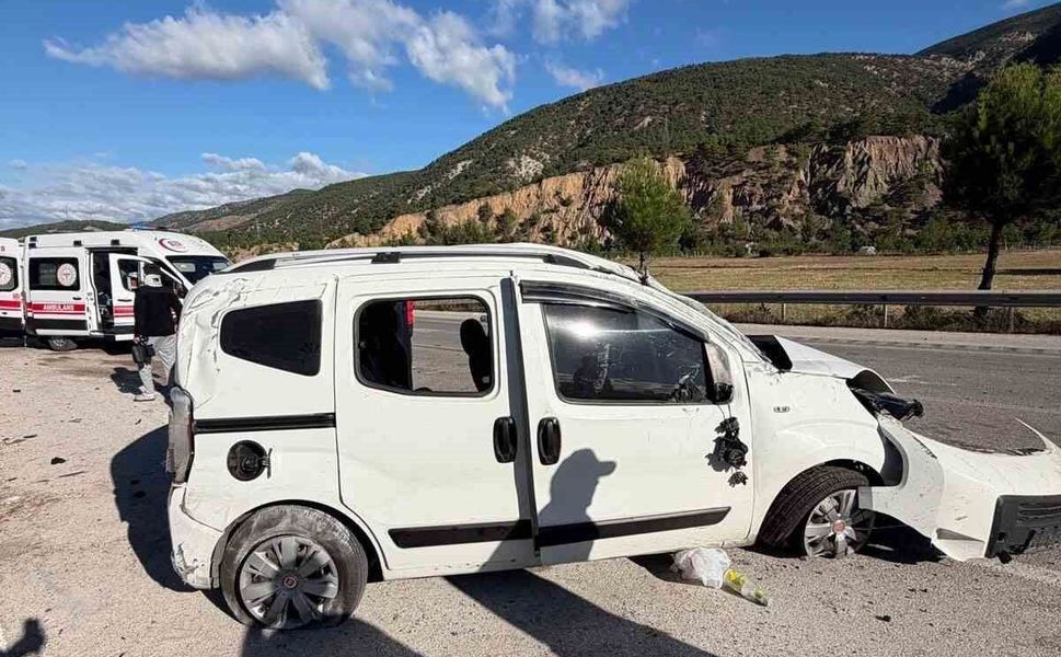 Tokat'ta hafif ticari araç takla attı: 2'si ağır 4 yaralı