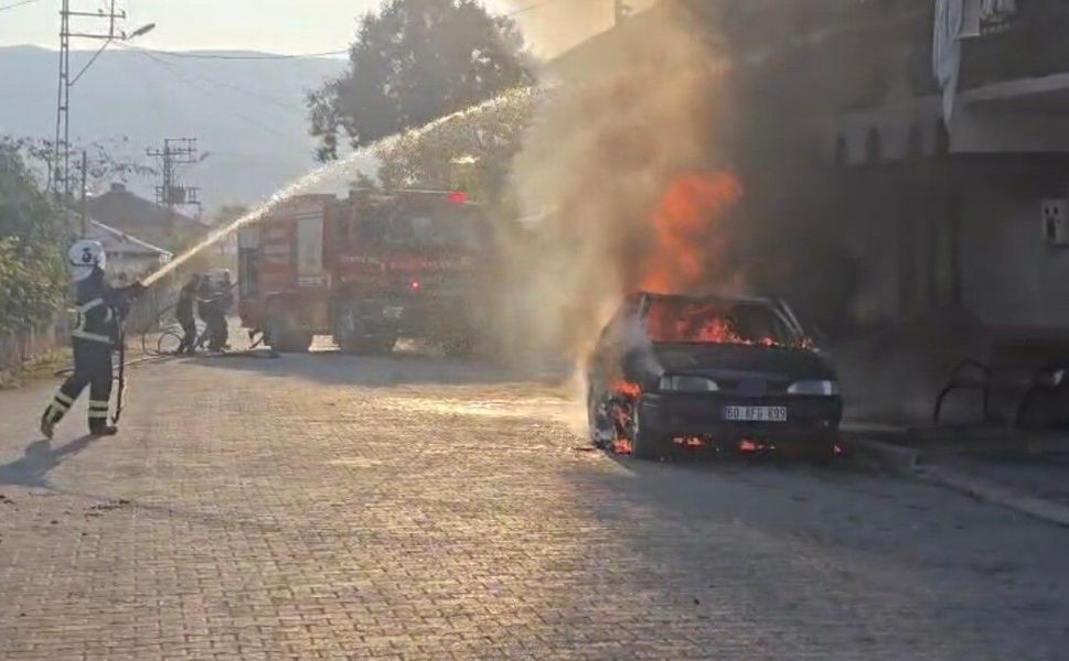 Yanan otomobilin alevleri balkondaki çamaşırları tutuşturdu