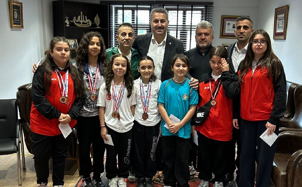 Madalyalı Minik Güreşçilere Eyüp Eroğlu’ndan ödül