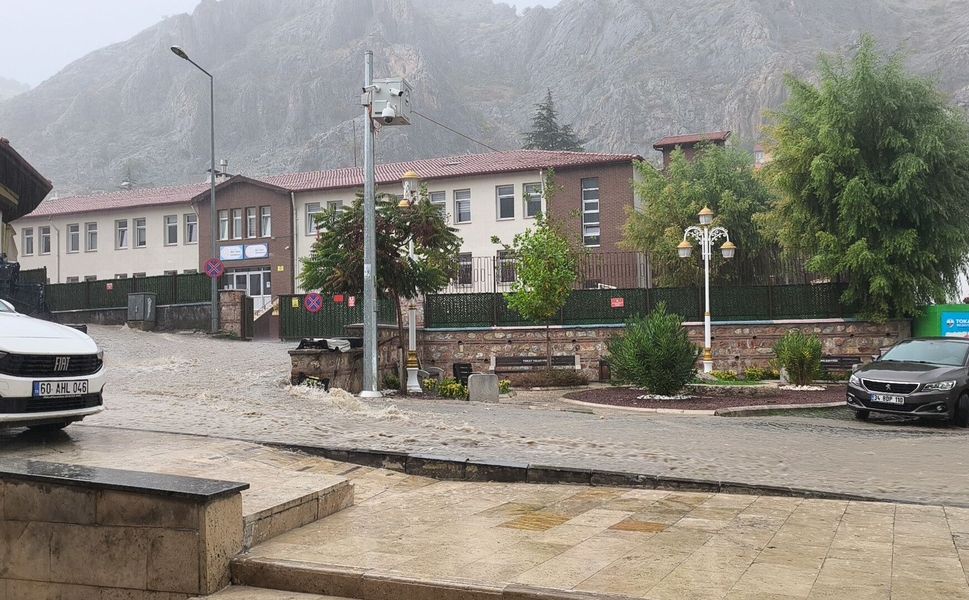 Tokat'ta kuvvetli sağanak yağış etkili oldu
