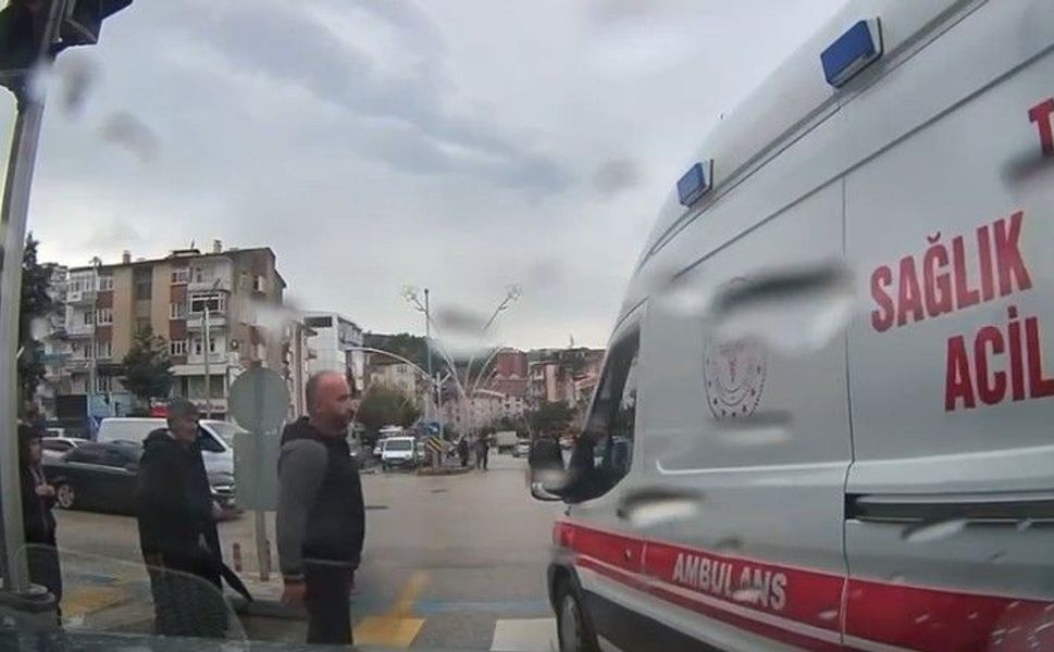 Ambulansa yol açmak için araçlarından inip sürücüyü uyardı