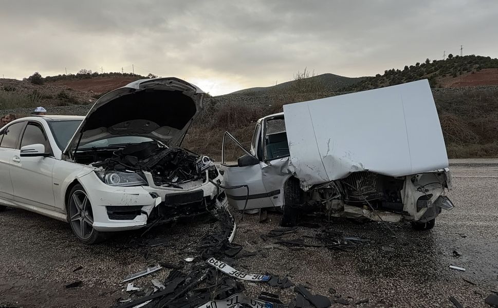 Tokat'ta iki aracın kafa kafaya çarpıştığı kazada 5 kişi yaralandı