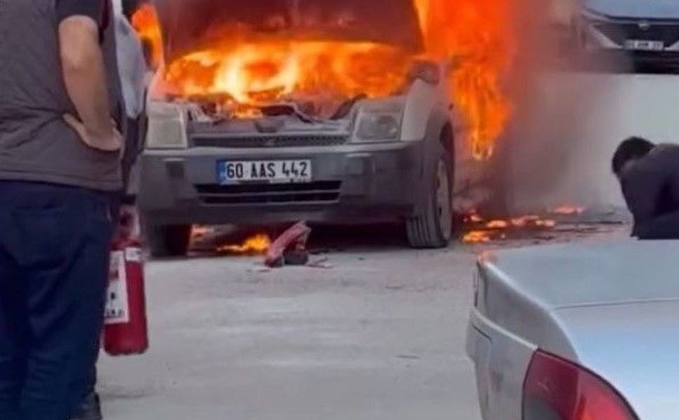 Hastane otoparkında otomobil alev topuna döndü