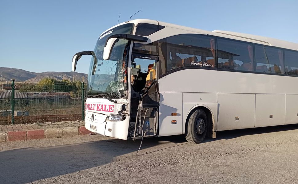 Tokat’ta otobüs ile traktör çarpıştı: 1 yaralı