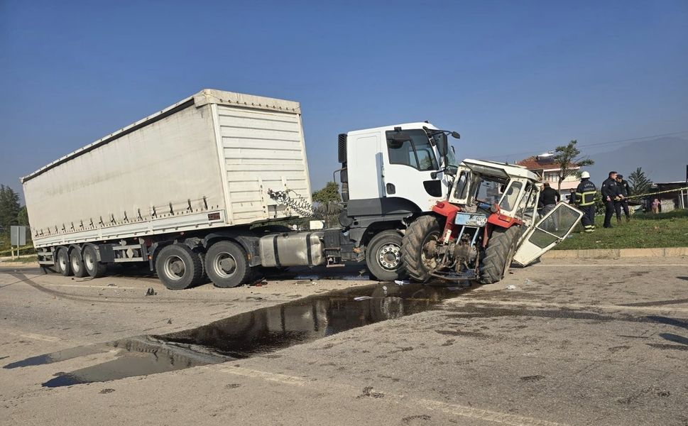 Tokat'ta tır traktörle çarpıştı: 2 ölü, 1 yaralı