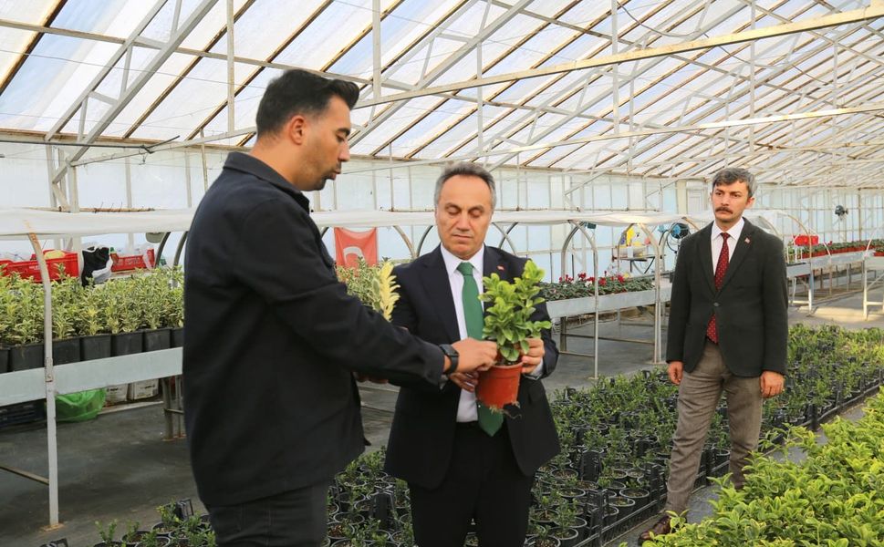 Rektör Yılmaz, Süs Bitkisi Üretim Merkezini Ziyaret Etti