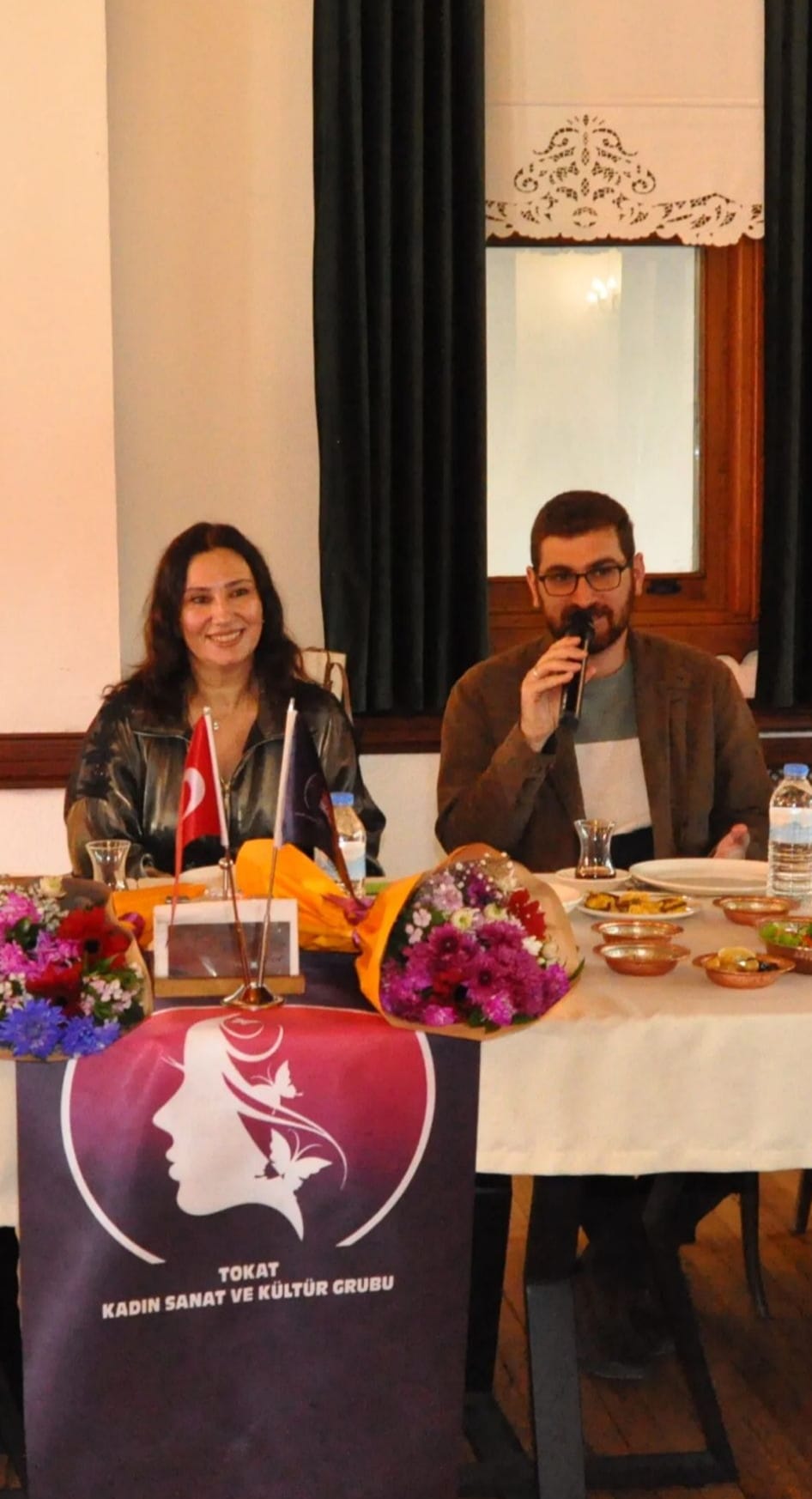 BAŞKAN HACER DOĞAN: "GÖNÜLLERİNİZ HEP TAZE KALSIN"
Tokat Kadın Sanat ve Kültür Grubu Başkanı Hacer Doğan'ın ev sahipliğinde düzenlenen etkinlikte konuklar, hep birlikte şarkılar söyleyerek gönüllerince eğlendi. Programda misafirlerin anılarını anlattığı, yaşam deneyimlerini paylaştığı sıcak bir ortam oluştu. Tokat Kadın Sanat ve Kültür Grubu Başkanı Hacer Doğan, grubun sekiz yıldır kültürel mirasın tanıtımı ve kadınların toplumsal yaşama katılımı için çalıştığını ifade etti. Başkan Doğan, etkinliklerin toplumsal bağları güçlendirdiğini ve katılımcıların hem kültürel hem de sosyal anlamda birbirlerinden çok şey öğrendiklerini belirterek, “Sizlerle bir arada bulunmak, bizler için büyük gurur ve mutluluk. Bir araya gelişimiz sadece bir etkinlik değil, hayatın her döneminde üretmenin, öğrenmenin ve paylaşmanın mümkün olduğunu gösteren çok özel bir adım. Tazelenme üniversitesinin Tokat’ta açılması, bizlere yeni bir pencere açtı. Tokat Kadın Sanat ve Kültür Gurubu olarak kültürü, sanatı ve yaşam enerjisini içinde taşıyan bu projeye yürekten inanıyor, elimizden gelen her türlü katkıyı sunmak istiyoruz. Ayrıca bizde grup olarak tazelenme üniversitesine birçok öğrenci verdik. Bugün burada başlayan bu yolculuğun hepimize ilham, güç ve yeni dostluklar getirmesini diliyorum. Tüm katılımcılara emeği geçen herkese gönülden teşekkür ediyorum, hoş geldiniz diyorum. Gönülleriniz tazelensin, gönülleriniz hep taze kalsın, yolunuz hep açık olsun sevgi ve umutla nice mutlu güzel günlere.” Dedi.