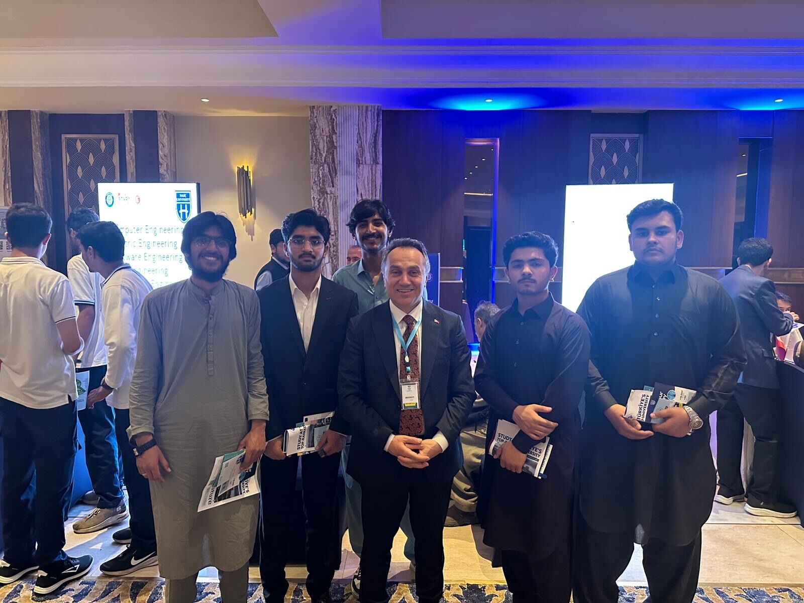 8A6F8551 194F 4475 8D25 491A533A3Ce6