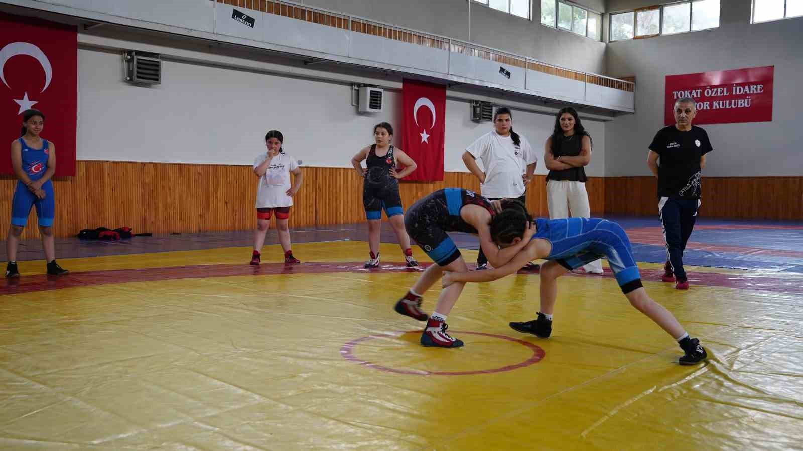 Kız çocuklarının güreş hayali Nesrin Baş'la büyüyor