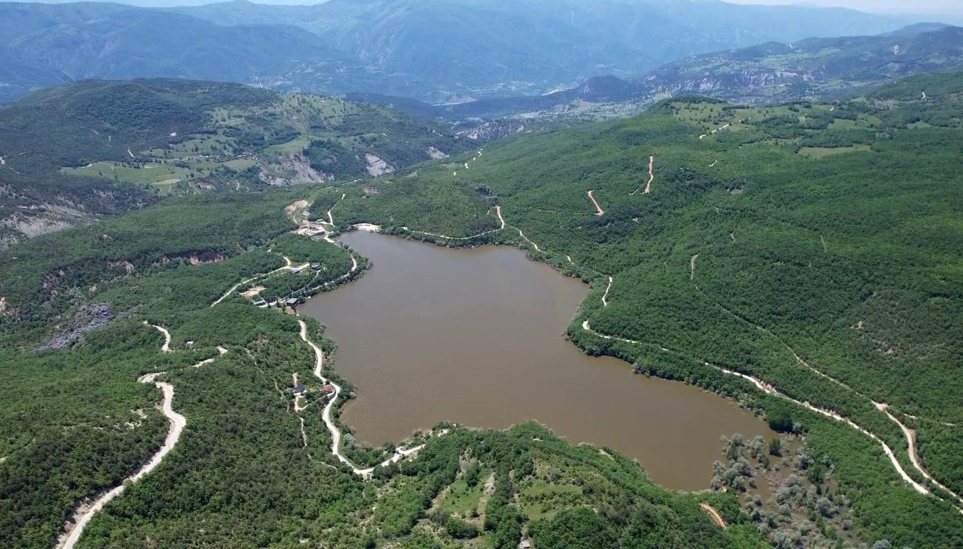 Yıllar sonra tam doluluğa ulaşan Artova Barajı vatandaşların uğrak noktası oldu